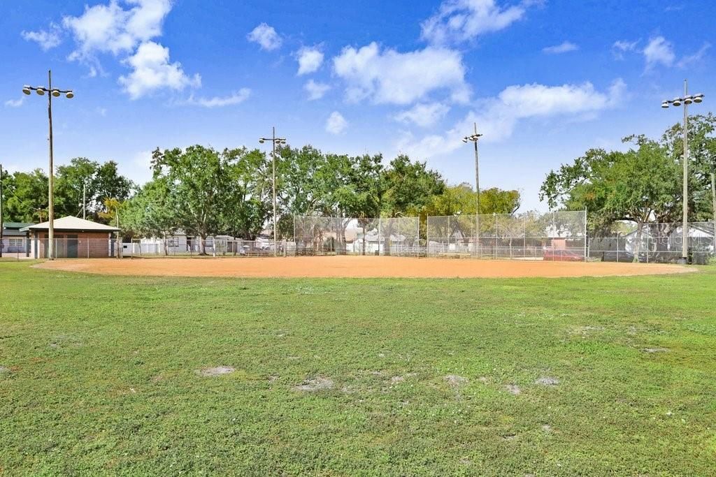 Под контрактом: $427,000 (3 спален, 0 ванн, 1439 Квадратных фут)