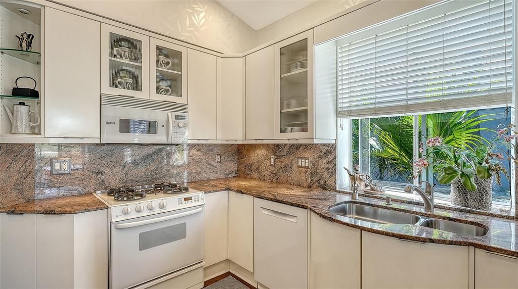 For Sale: $699,990 (2 beds, 2 baths, 1707 Square Feet)