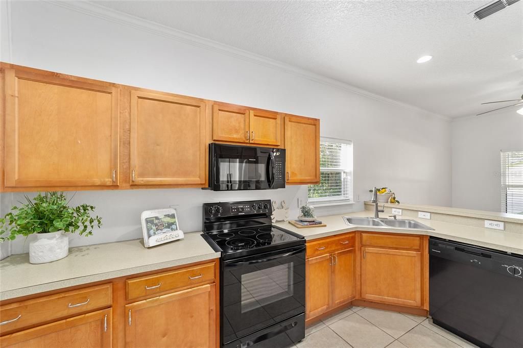 Activo con contrato: $225,000 (3 camas, 2 baños, 1242 Pies cuadrados)