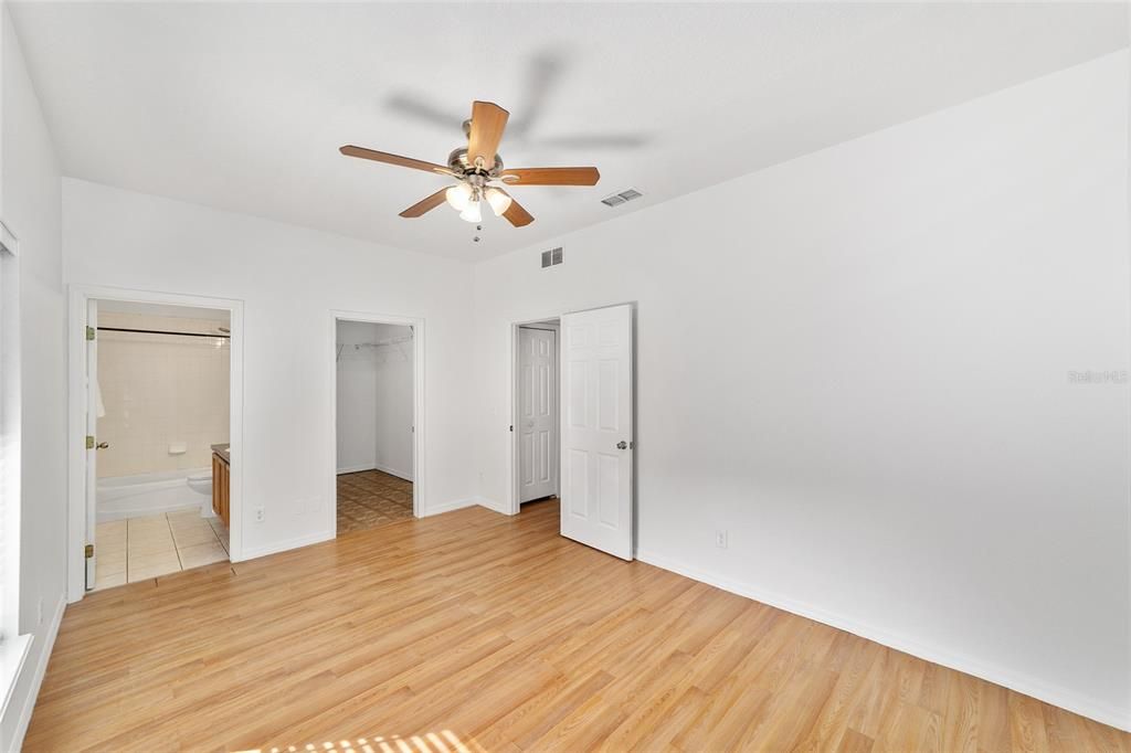 Activo con contrato: $225,000 (3 camas, 2 baños, 1242 Pies cuadrados)