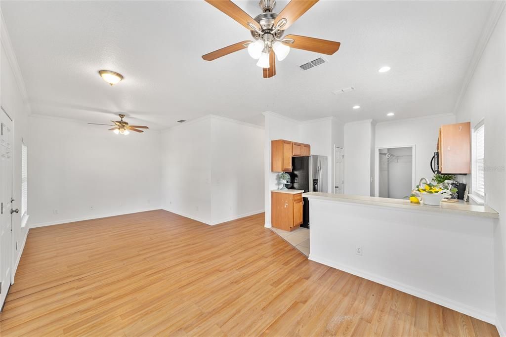 Activo con contrato: $225,000 (3 camas, 2 baños, 1242 Pies cuadrados)