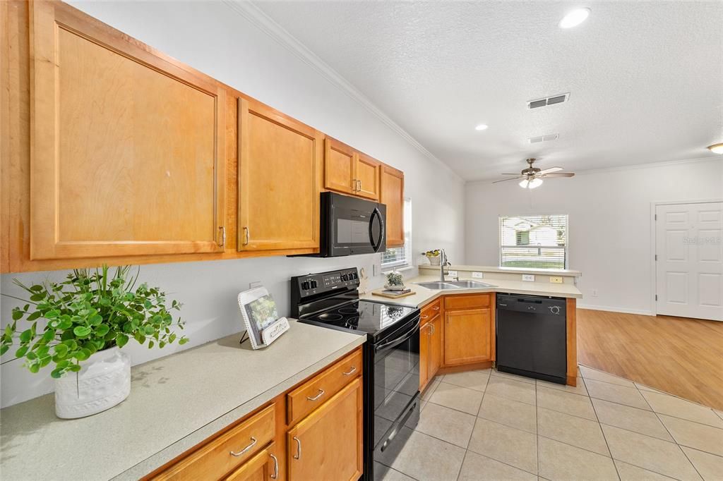 Activo con contrato: $225,000 (3 camas, 2 baños, 1242 Pies cuadrados)