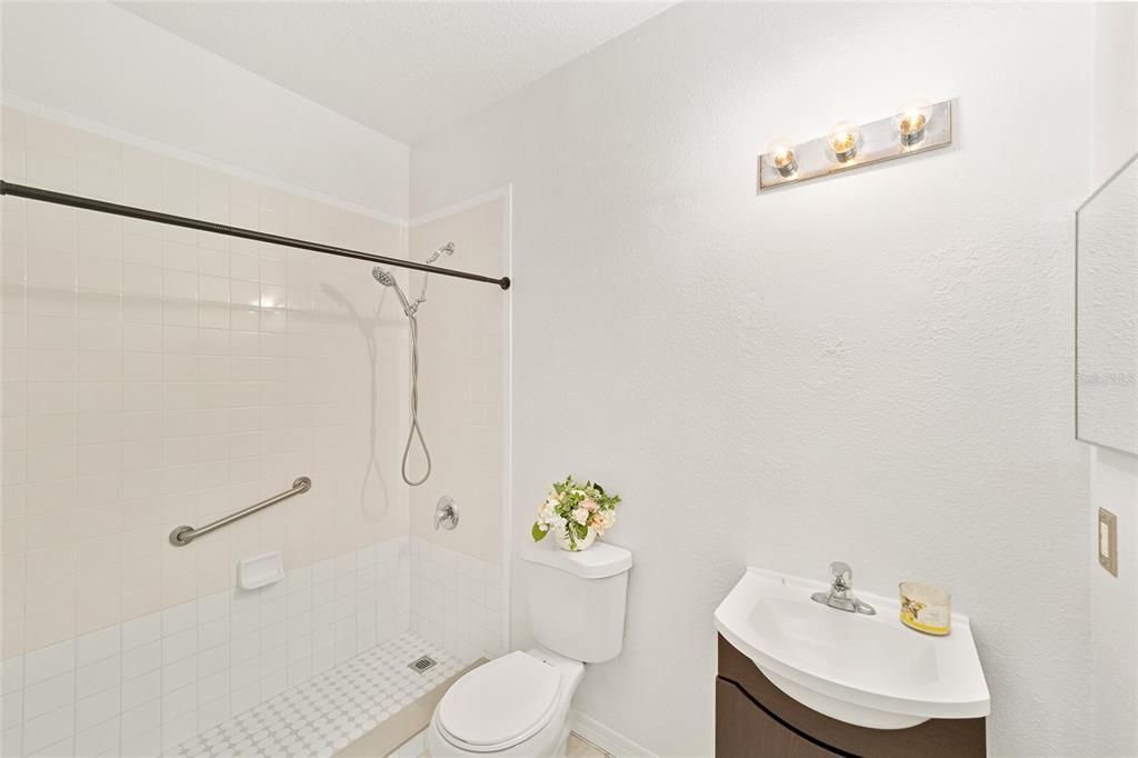 Activo con contrato: $225,000 (3 camas, 2 baños, 1242 Pies cuadrados)