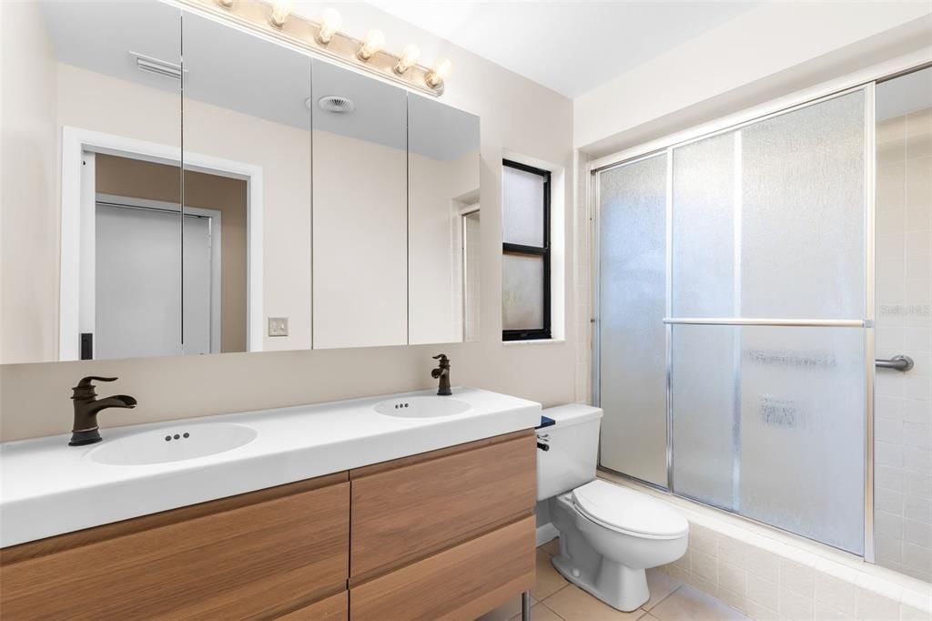 En Venta: $734,900 (4 camas, 2 baños, 2370 Pies cuadrados)