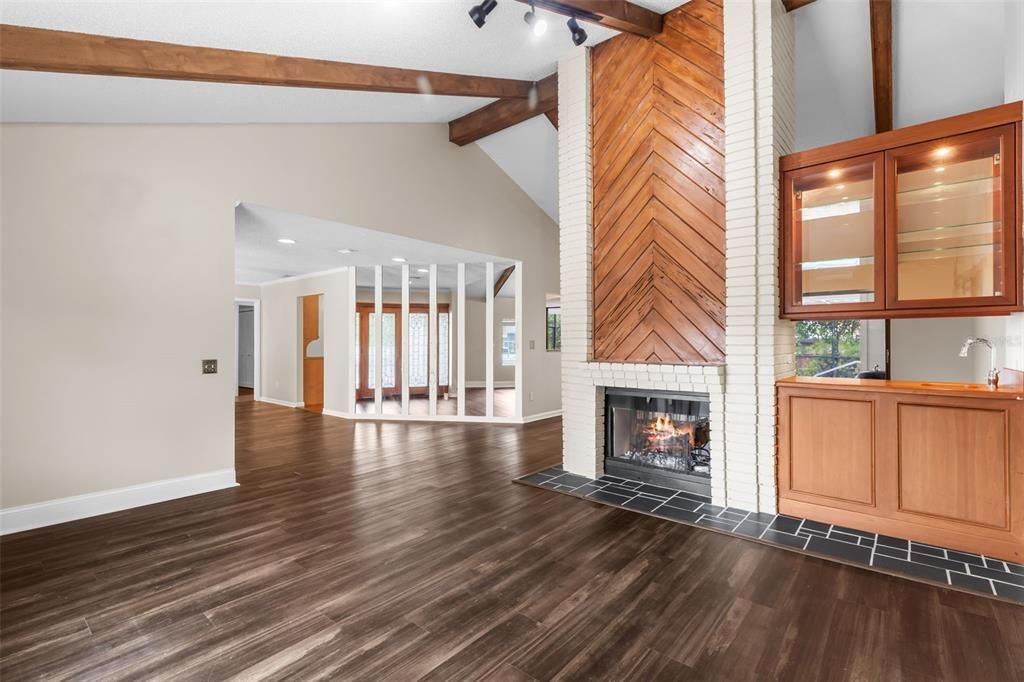 En Venta: $734,900 (4 camas, 2 baños, 2370 Pies cuadrados)