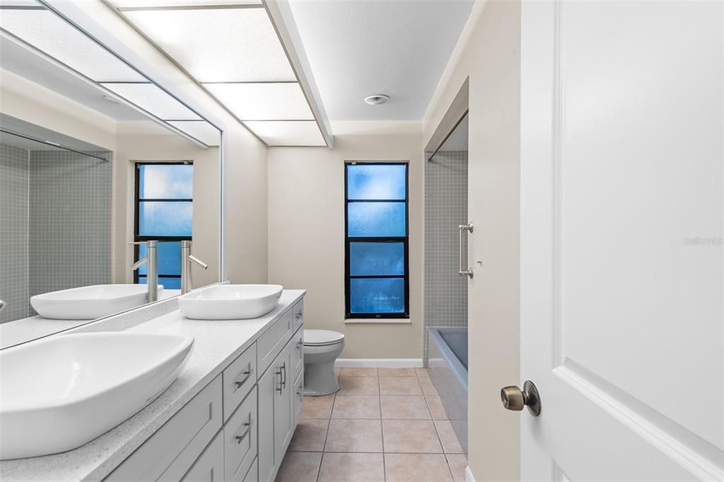 En Venta: $734,900 (4 camas, 2 baños, 2370 Pies cuadrados)