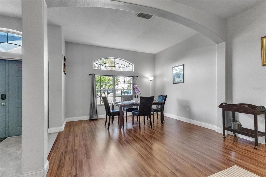 出租: $2,300 (4 贝兹, 2 浴室, 2123 平方英尺)