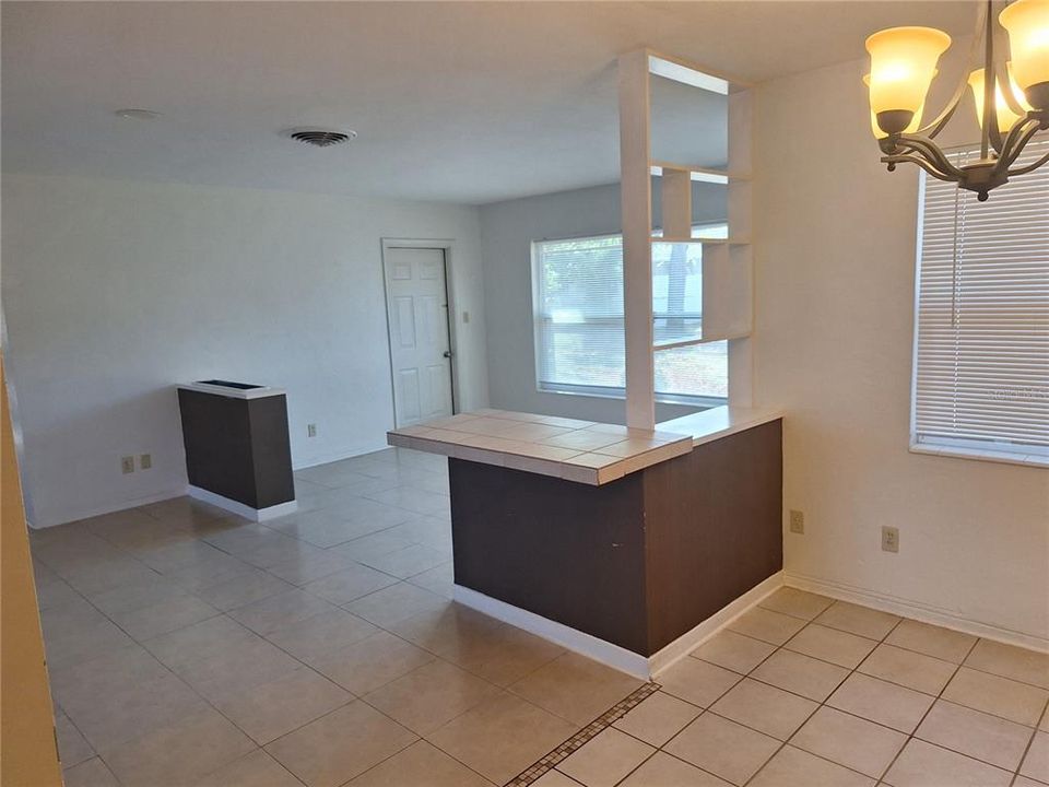 待售: $330,000 (2 贝兹, 2 浴室, 1154 平方英尺)