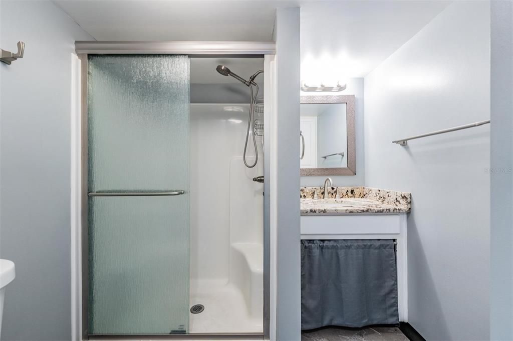 待售: $175,000 (2 贝兹, 2 浴室, 1044 平方英尺)