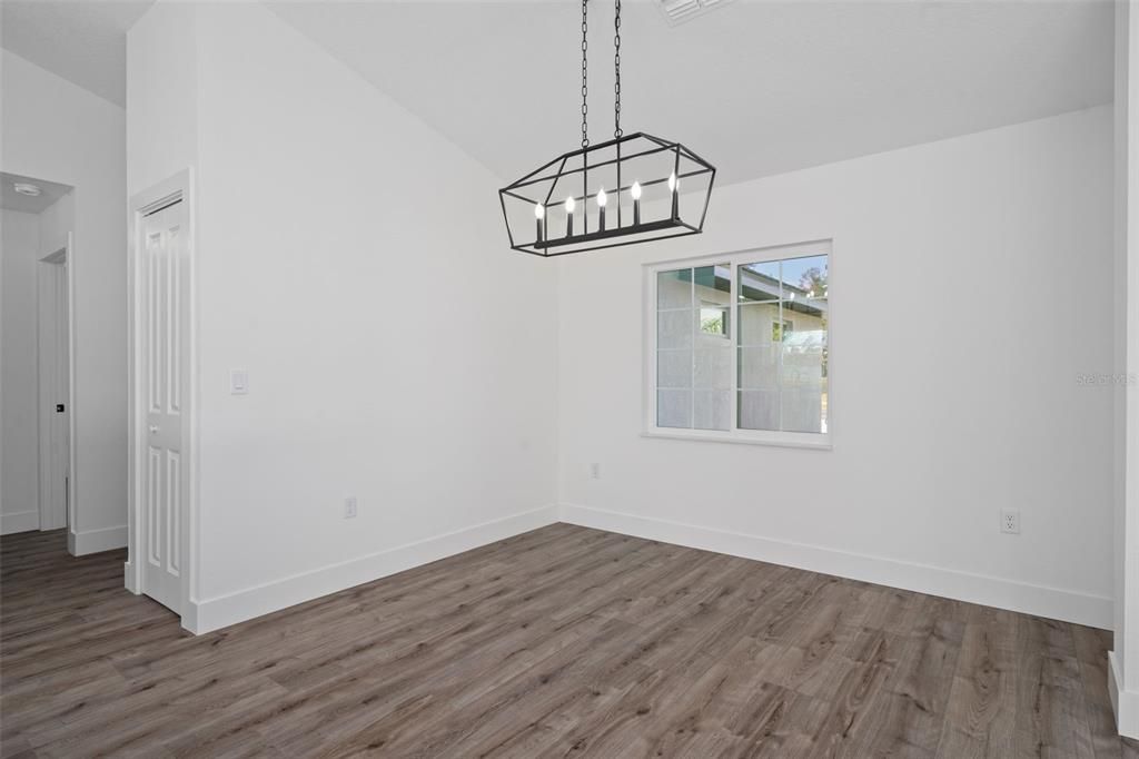 合同活跃: $334,900 (3 贝兹, 2 浴室, 1486 平方英尺)