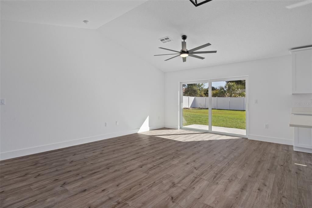 合同活跃: $334,900 (3 贝兹, 2 浴室, 1486 平方英尺)