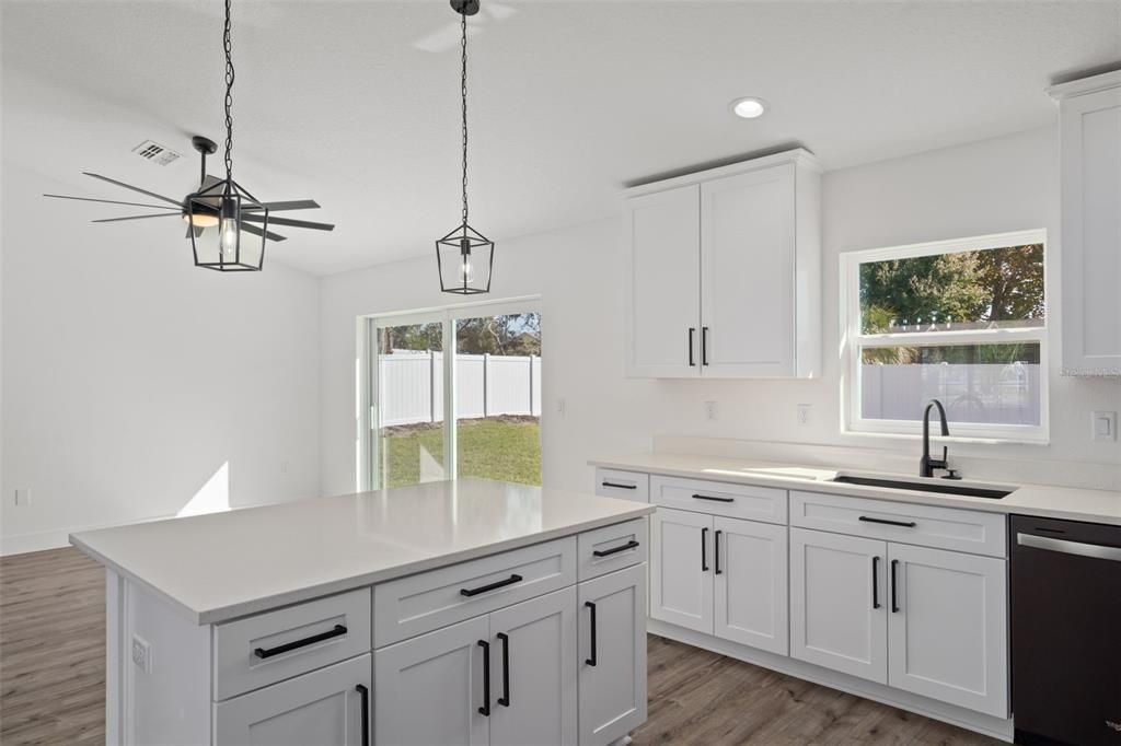 合同活跃: $334,900 (3 贝兹, 2 浴室, 1486 平方英尺)