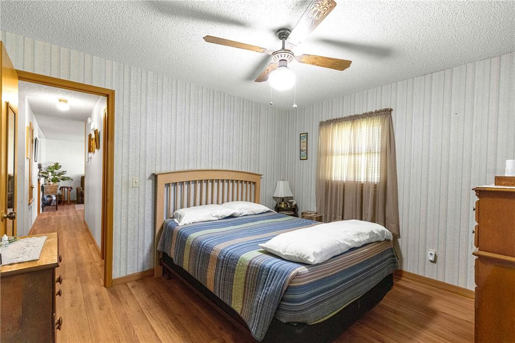 Activo con contrato: $204,000 (3 camas, 2 baños, 1040 Pies cuadrados)