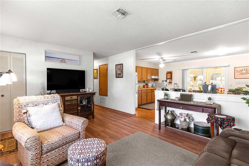 Activo con contrato: $204,000 (3 camas, 2 baños, 1040 Pies cuadrados)