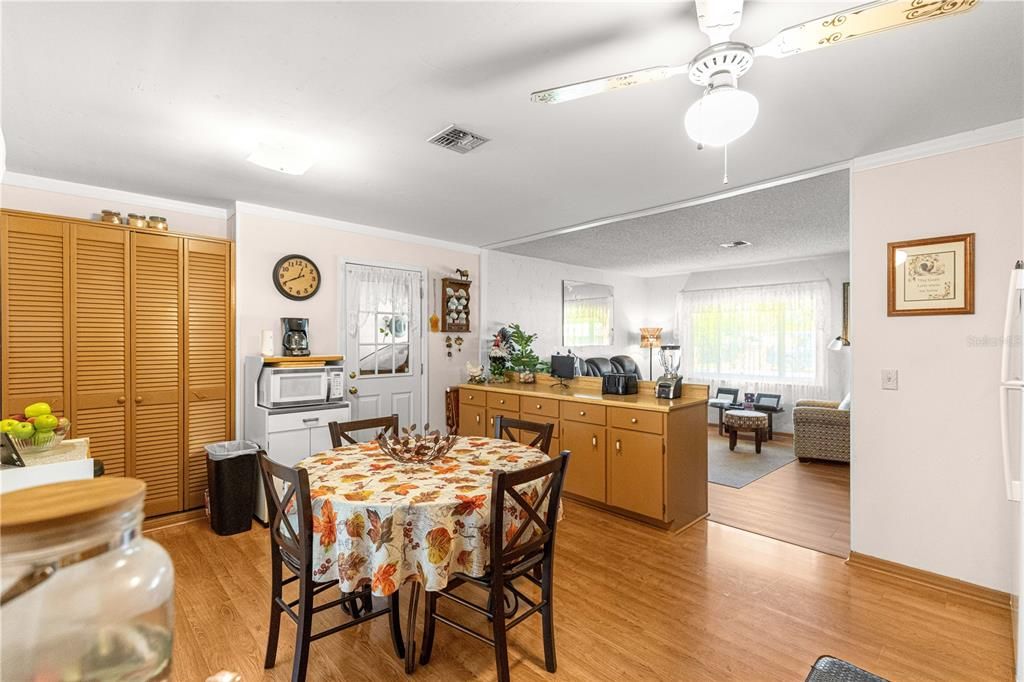 Activo con contrato: $204,000 (3 camas, 2 baños, 1040 Pies cuadrados)