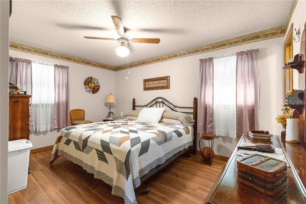 Activo con contrato: $204,000 (3 camas, 2 baños, 1040 Pies cuadrados)