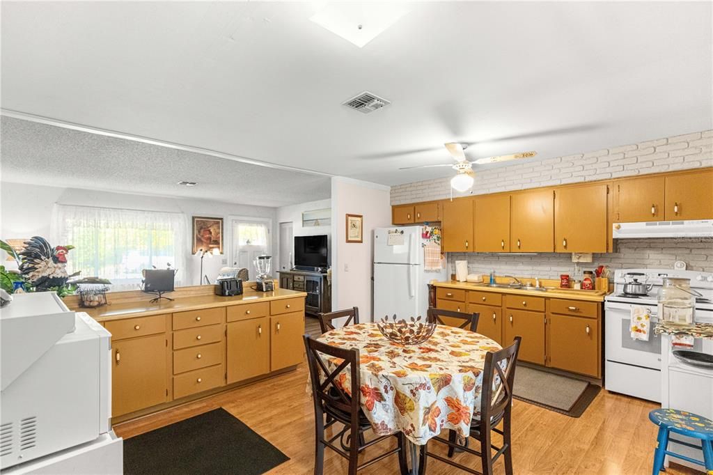 Activo con contrato: $204,000 (3 camas, 2 baños, 1040 Pies cuadrados)