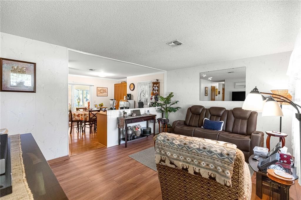 Activo con contrato: $204,000 (3 camas, 2 baños, 1040 Pies cuadrados)