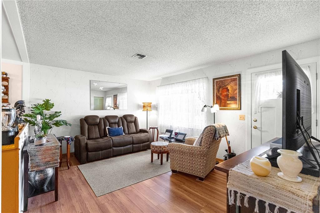 Activo con contrato: $204,000 (3 camas, 2 baños, 1040 Pies cuadrados)