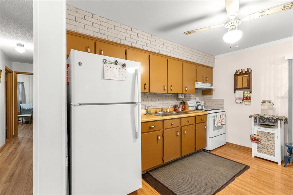 Activo con contrato: $204,000 (3 camas, 2 baños, 1040 Pies cuadrados)