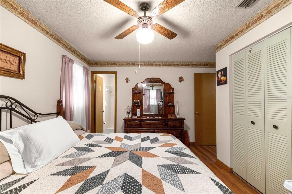 Activo con contrato: $204,000 (3 camas, 2 baños, 1040 Pies cuadrados)