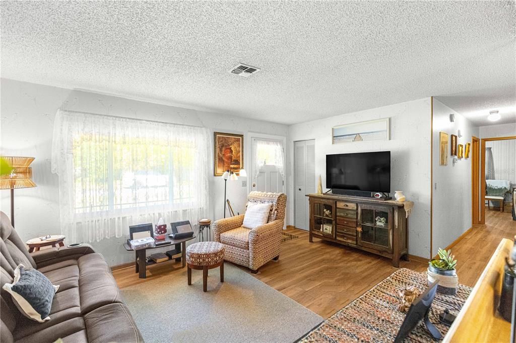 Activo con contrato: $204,000 (3 camas, 2 baños, 1040 Pies cuadrados)