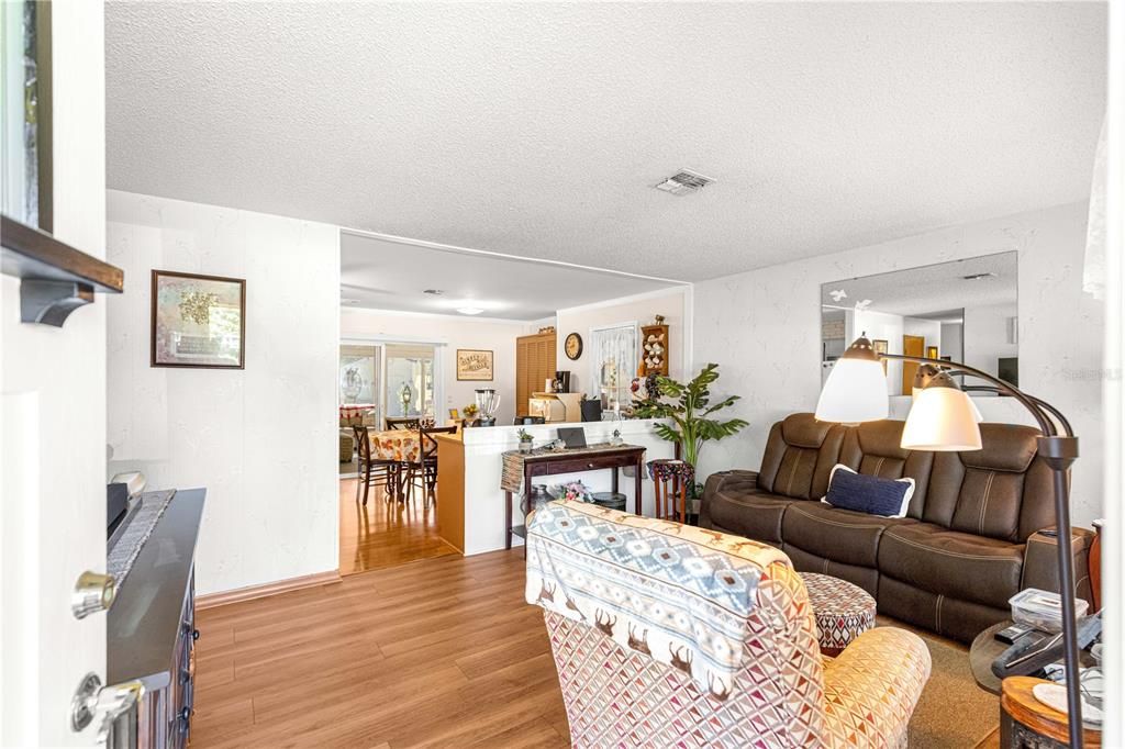 Activo con contrato: $204,000 (3 camas, 2 baños, 1040 Pies cuadrados)