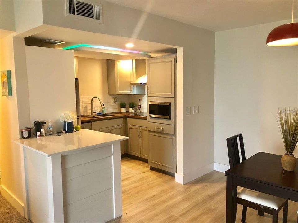 待售: $134,000 (2 贝兹, 1 浴室, 826 平方英尺)