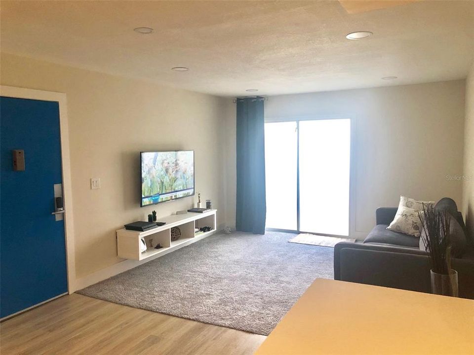 待售: $134,000 (2 贝兹, 1 浴室, 826 平方英尺)