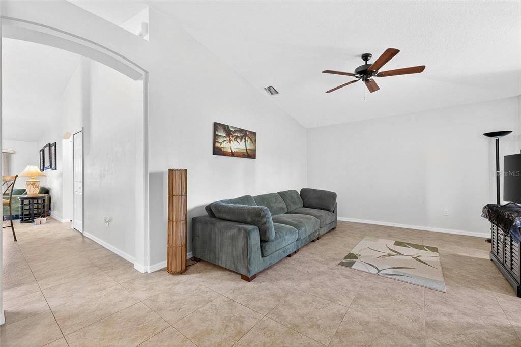 На продажу: $285,000 (3 спален, 2 ванн, 1621 Квадратных фут)