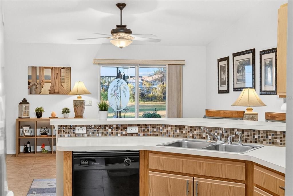 На продажу: $285,000 (3 спален, 2 ванн, 1621 Квадратных фут)