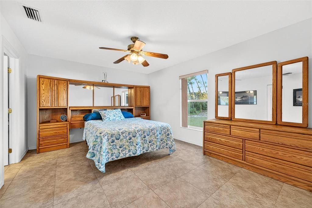 На продажу: $285,000 (3 спален, 2 ванн, 1621 Квадратных фут)