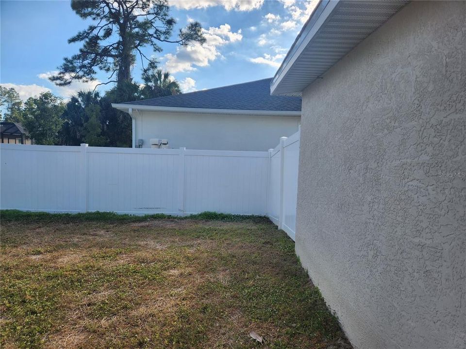 Active With Contract: $249,900 (3 beds, 2 baths, 1148 Square Feet)