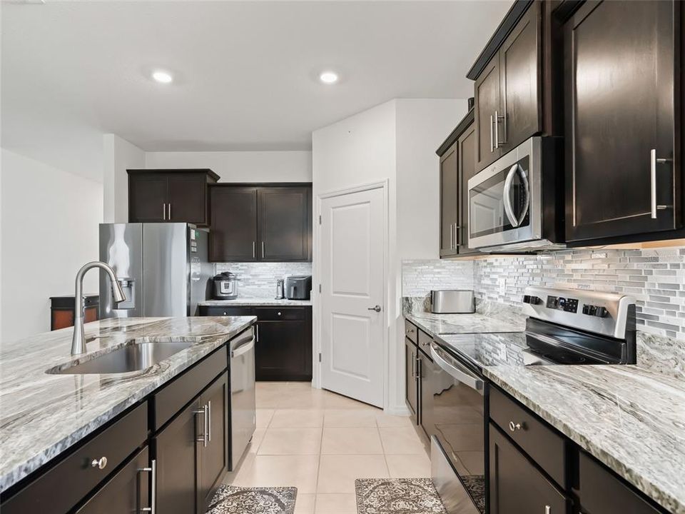 В аренду: $4,700 (4 спален, 2 ванн, 2034 Квадратных фут)