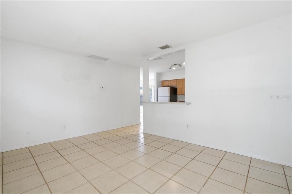 На продажу: $349,900 (2 спален, 1 ванн, 912 Квадратных фут)