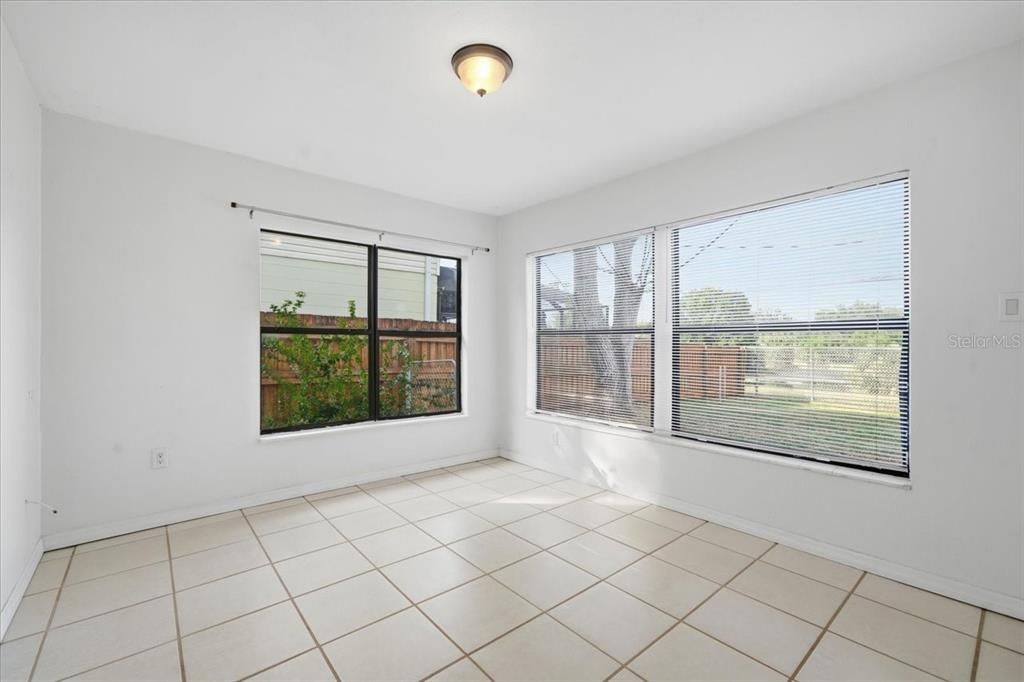 На продажу: $349,900 (2 спален, 1 ванн, 912 Квадратных фут)