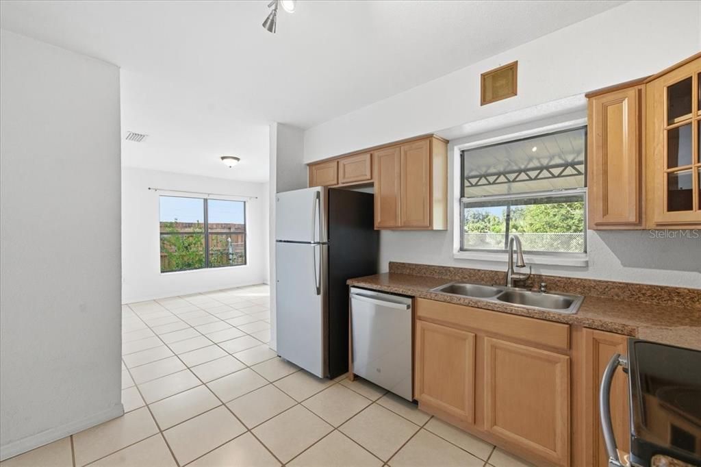 На продажу: $349,900 (2 спален, 1 ванн, 912 Квадратных фут)