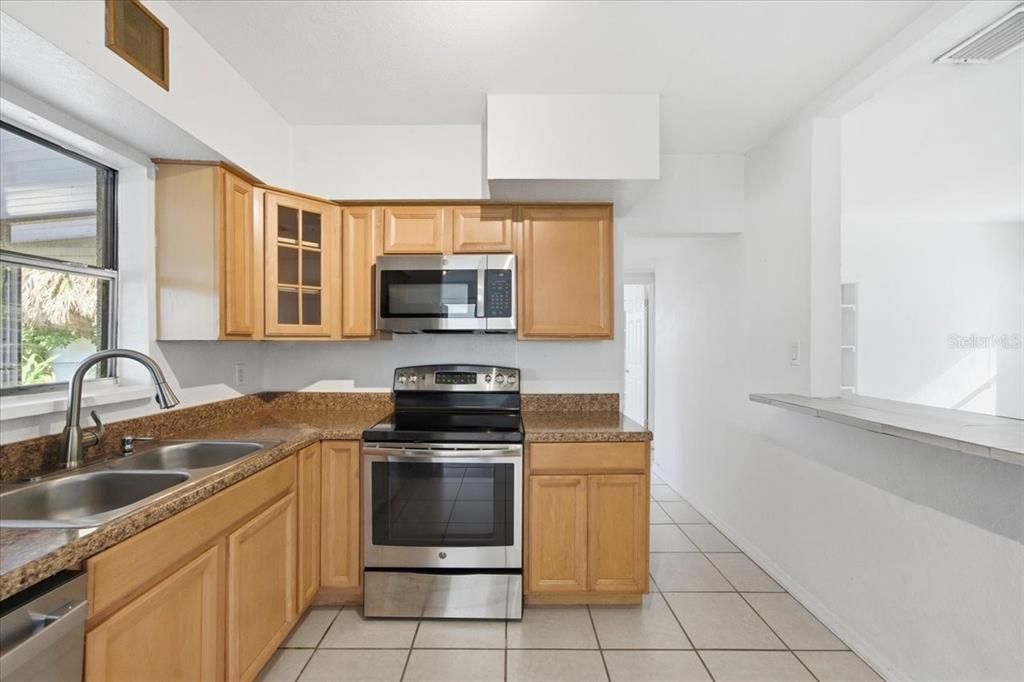 На продажу: $349,900 (2 спален, 1 ванн, 912 Квадратных фут)