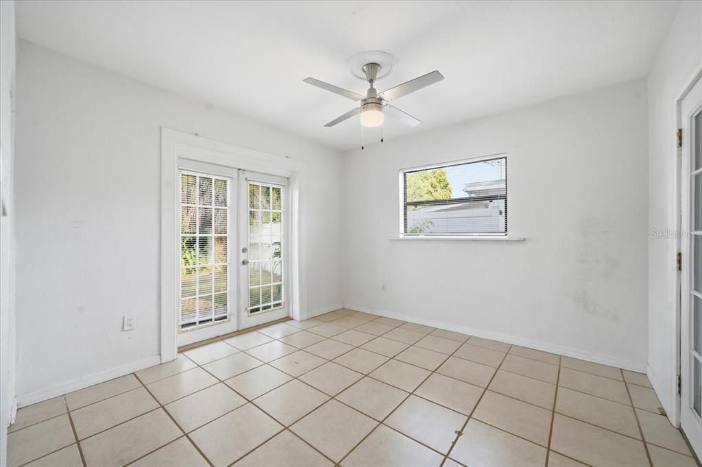 На продажу: $349,900 (2 спален, 1 ванн, 912 Квадратных фут)