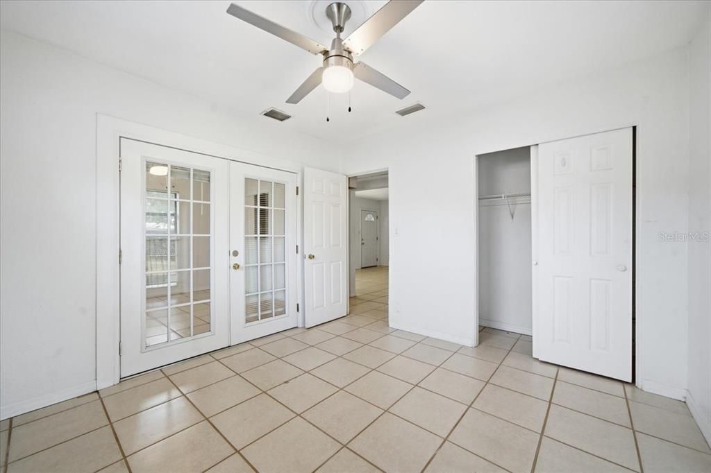 На продажу: $349,900 (2 спален, 1 ванн, 912 Квадратных фут)