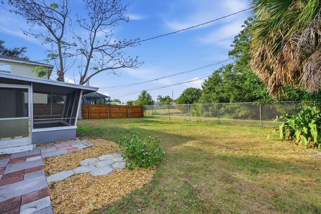 На продажу: $349,900 (2 спален, 1 ванн, 912 Квадратных фут)