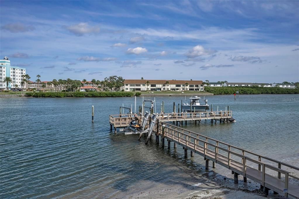 合同活跃: $549,500 (2 贝兹, 2 浴室, 1310 平方英尺)