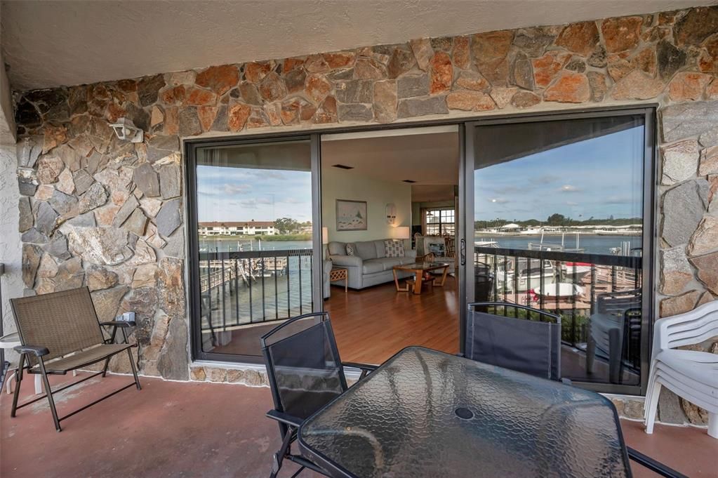 合同活跃: $549,500 (2 贝兹, 2 浴室, 1310 平方英尺)