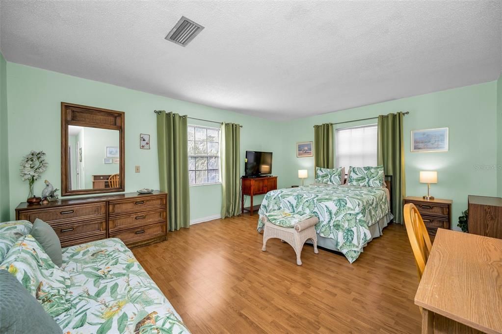 合同活跃: $549,500 (2 贝兹, 2 浴室, 1310 平方英尺)