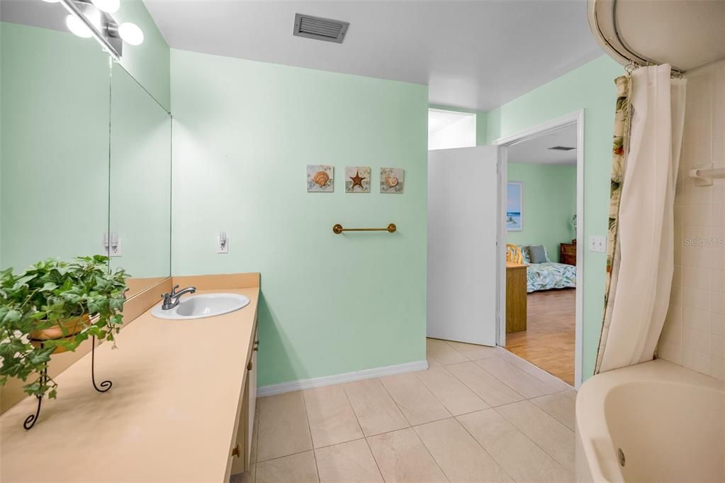 合同活跃: $549,500 (2 贝兹, 2 浴室, 1310 平方英尺)