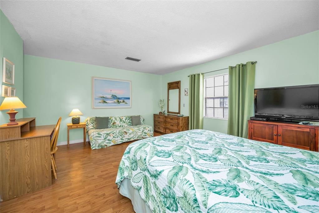 合同活跃: $549,500 (2 贝兹, 2 浴室, 1310 平方英尺)