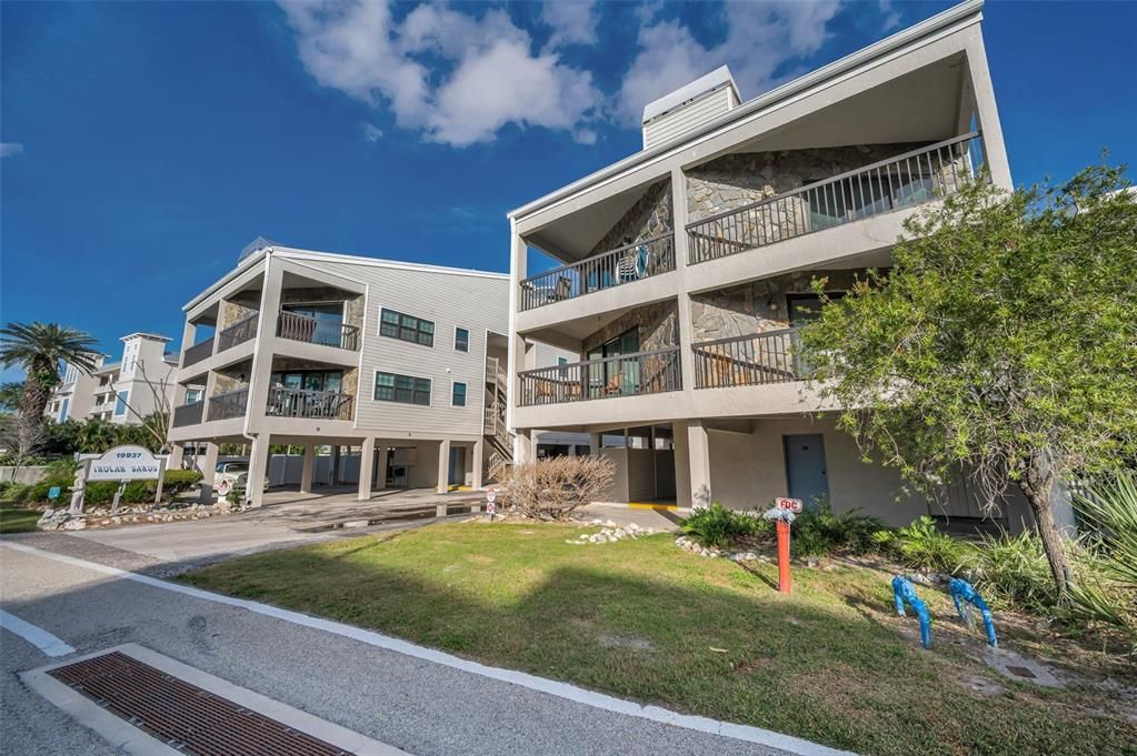 合同活跃: $549,500 (2 贝兹, 2 浴室, 1310 平方英尺)