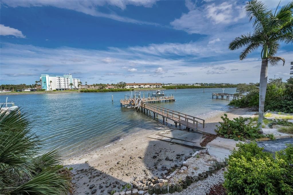 合同活跃: $549,500 (2 贝兹, 2 浴室, 1310 平方英尺)