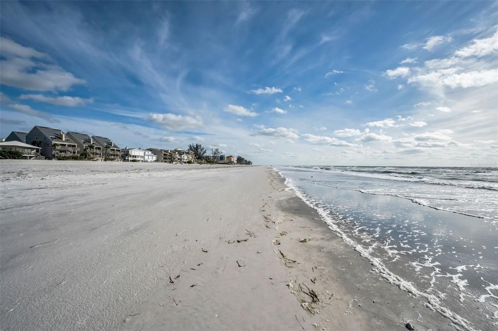 合同活跃: $549,500 (2 贝兹, 2 浴室, 1310 平方英尺)