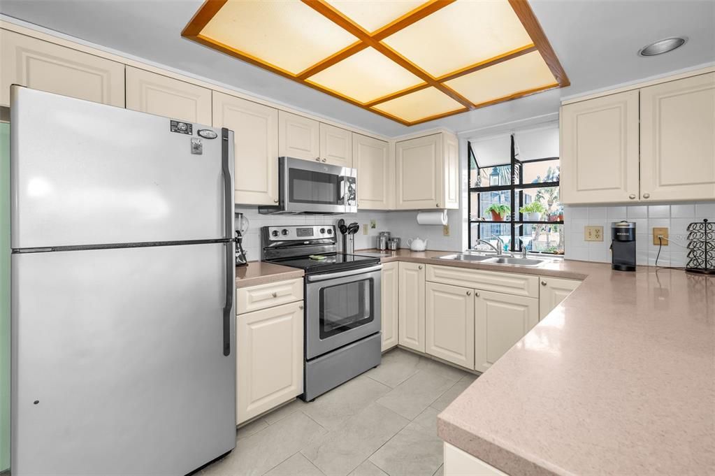 合同活跃: $549,500 (2 贝兹, 2 浴室, 1310 平方英尺)